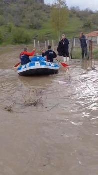 Tokat'ta su basan evlerinde mahsur kalanları AFAD botla kurtardı