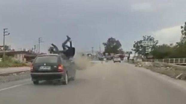 Hatay'da otomobilin motosiklete çarptığı kaza kamerada: 1 ölü, 1 yaralı