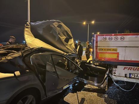 Otomobil, park halindeki TIR'a çarptı; 2 yaralı