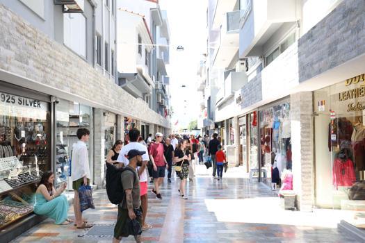 Marmaris'te yenilenen çarşı turistlerin gözdesi oldu
