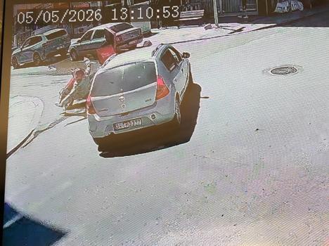 Otomobille motosikletin çarpıştığı kaza kamerada; 1 yaralı