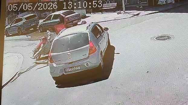 Otomobille motosikletin çarpıştığı kaza kamerada; 1 yaralı