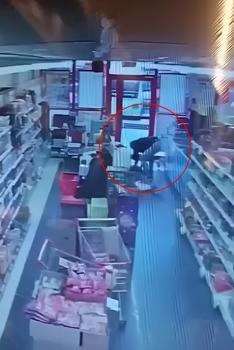 Jandarma personelinin, marketteki müşteriyi kalp masajıyla hayata bağladığı anlar kamerada