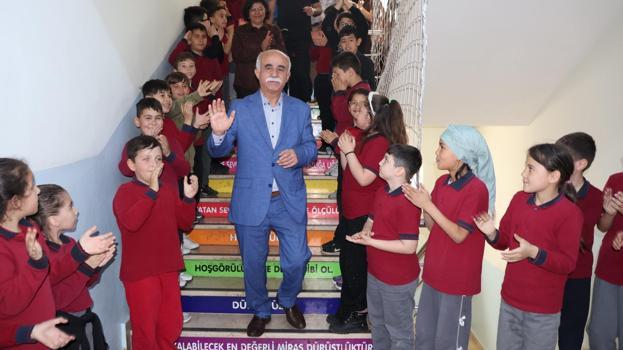 Emekliye ayrılan 47 yıllık öğretmeni 'Hatıran Yeter' şarkısıyla uğurladılar
