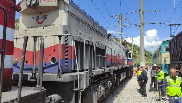 Yük treni, okul servis minibüsüne çarptı; sürücü yaralandı
