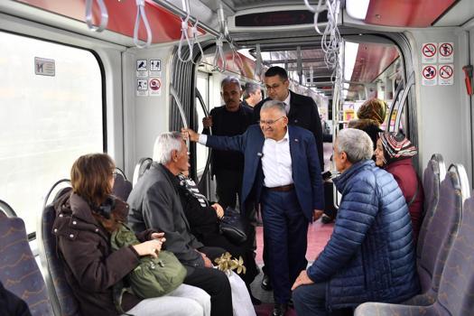 Başkan Büyükkılıç’tan tramvay yolculuğu