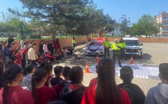 Edirne’de polis ve jandarmadan öğrencilere trafik eğitimi