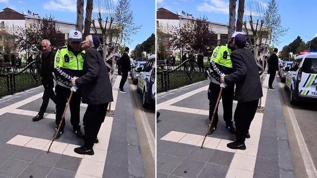 Kendisini yolun karşısına geçiren trafik polisini yanaklarından öptü