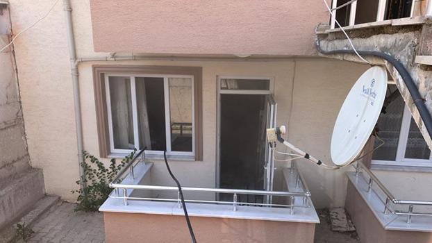 Evlerinde çıkan yangında mahsur kalan anne ile otizmli kızını komşuları kurtardı