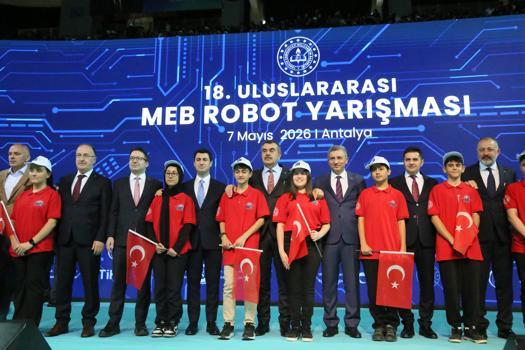 Bakan Tekin, Antalya'da robot yarışmasına katıldı