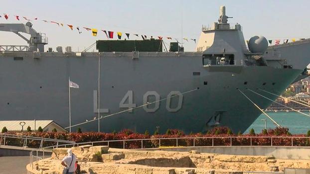 TCG Anadolu Gemisi Sarayburnu'na demirledi