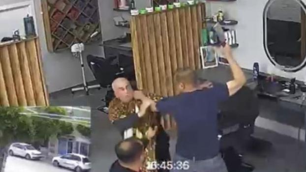 Berberde tıraş olan husumetlisine satırla saldırdı; 2 kişinin yaralandığı kavga anı kamerada