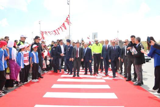 Kayseri’de Trafik Haftası’nda yaya geçidine kırmızı halı serildi