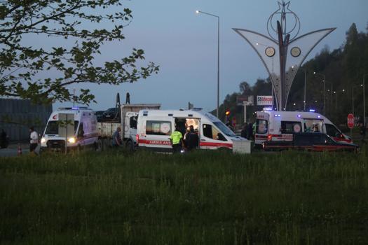 Rize’de otomobil kamyona çarptı; 1’i bebek, 6 yaralı