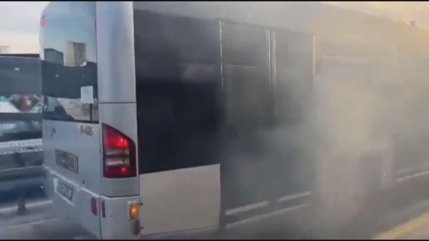 Kağıthane'de metrobüsün motor kısmında çıkan yangın söndürüldü