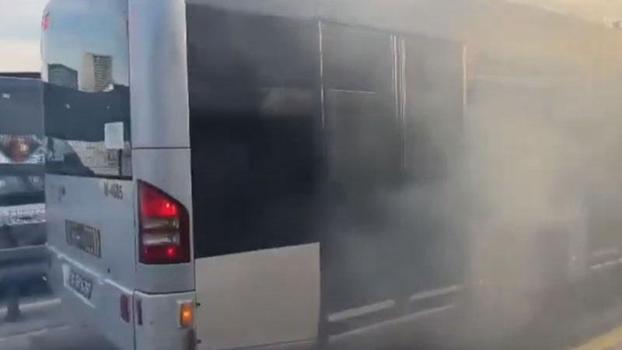 Kağıthane'de metrobüsün motor kısmında çıkan yangın söndürüldü