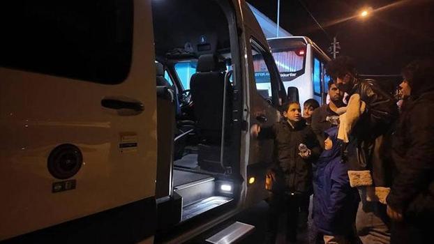 İzmir’de göçmen botu yarı batık halde bulundu: 1 çocuk öldü, 43 kişi kurtarıldı