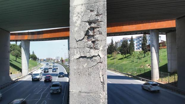 Esenyurt'ta beton parçaları dökülen köprünün paslanan demirleri ortaya çıktı