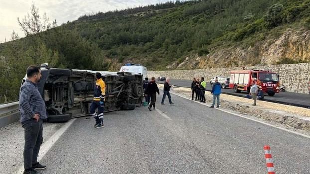 Kuşadası'nda otomobil ile minibüs çarpıştı: 12 yaralı