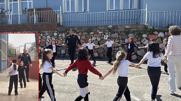 Zonguldak’ta okulda görevli polis, çocuklarla ip atladı