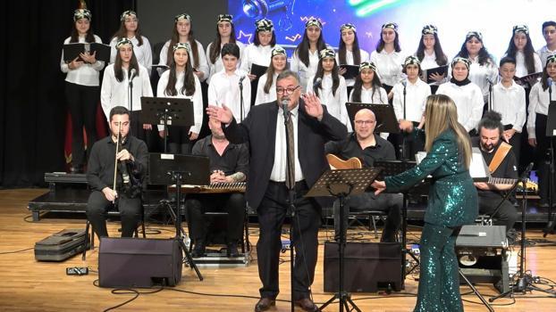 Okul müdürünün çocuk korosuyla söylediği şarkı milyonlarca izlendi