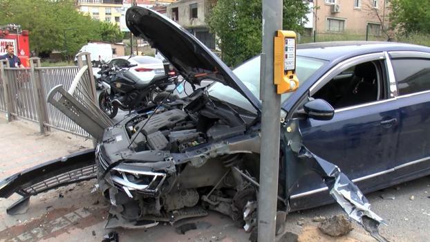 Ataşehir'de sürücüsünün direksiyon hakimiyetini kaybettiği otomobil bariyerlere çarptı
