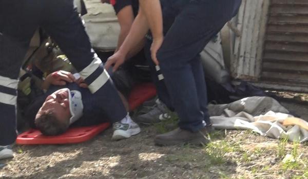 Silivri'de şoförü direksiyon başında bayıldı; kamyonet refüje çarparak takla attı