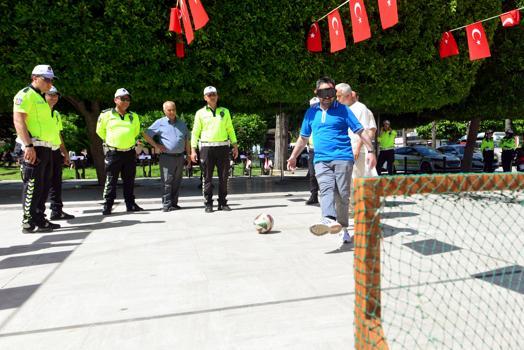 Polisten, emniyet kemeri ve alkollü araç kullanımına dikkat çekmek için simülasyon etkinliği