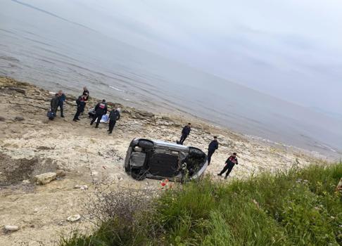 Bariyeri aşıp, kumsala uçan otomobilden yara almadan kurtuldular/Ek fotoğraflar