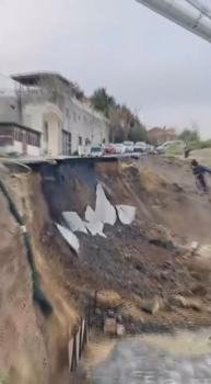 Beylikdüzü’nde inşaat çalışması sırasında yol çöktü; o anlar kamerada
