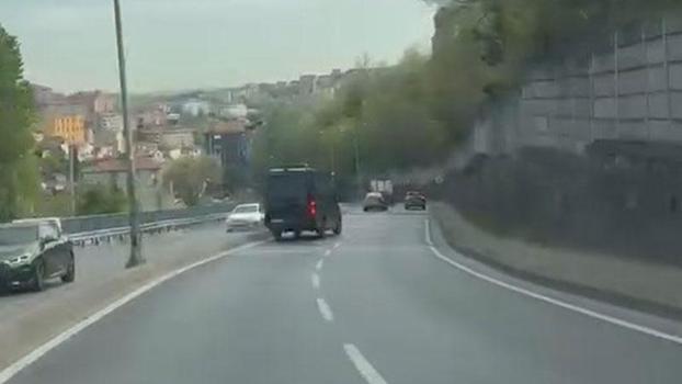 Sarıyer'de seyir halindeki motosikletliye minibüs çarptı; kaza kamerada