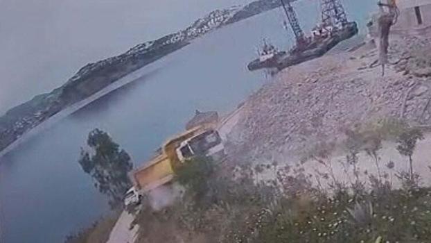 Bodrum’da hafriyat kamyonu deniz kıyısında askıda kaldı: 2 yaralı
