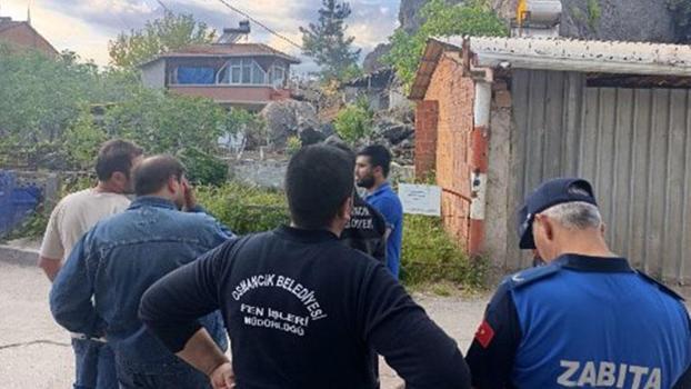 Yamaçtan kopan kaya parçaları evi kullanılamaz hale getirdi