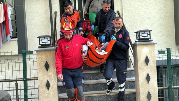 Avcılar'da haber alınamayan 89 yaşındaki kadına kapı kırılarak ulaşıldı