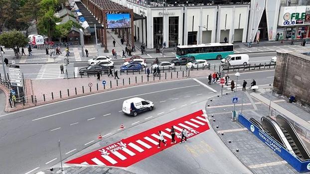 Yaya ölümlerine dikkat çekmek için halıdan 'yaya yolu' yaptı