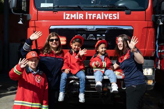 Alevlere koşan anneler