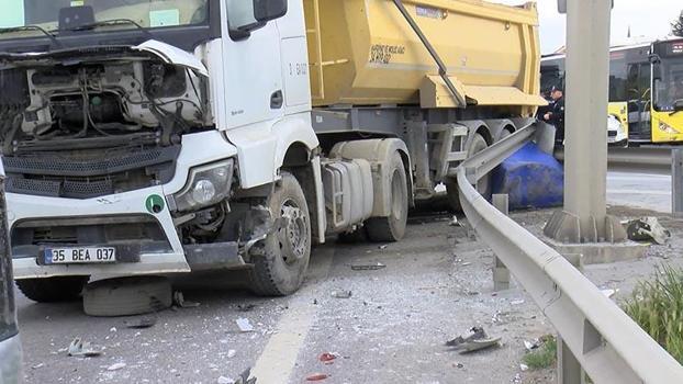 Başakşehir'de devrilen araçta mahsur kalan şoförü kazaya karışan hafriyat kamyonu şoförü kurtardı