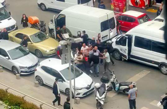 Esenyurt’ta kaza sonrası yol ortasında tekmeli tokatlı kavga