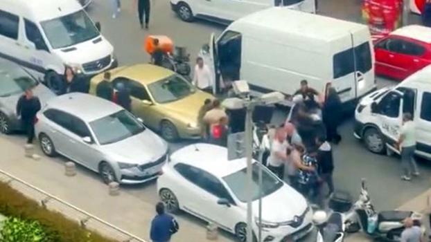 Esenyurt'ta yol verme tartışmasında minibüsten inip kuryeyi dövdüler
