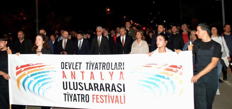Antalya Uluslararası Tiyatro Festivali'ne renkli kortej