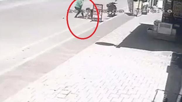 2 yaşındaki çocuğu, sokak ortasında tekmeledi