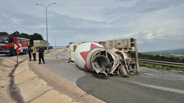 Virajda devrilen beton mikserinin sürücüsü yaralandı