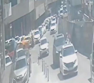 Pendik'te kopan afiş parçası yüzüne çarpan motosiklet sürücüsü kaza yaptı