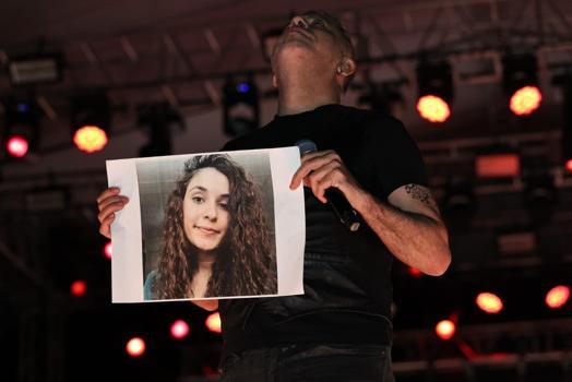 Haluk Levent, konserde Gülistan Doku’nun posteri açıp türkü seslendirdi