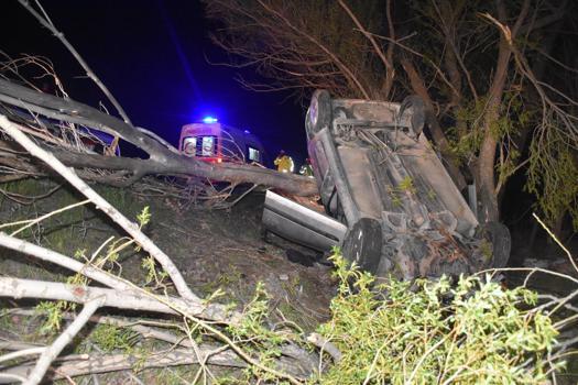 Sivas’ta otomobil yol kenarındaki ağaca çarpıp devrildi: 1 ölü, 4 yaralı