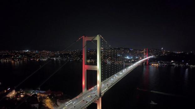 15 Temmuz Şehitler Köprüsü şampiyon Galatasaray’ın renkleriyle ışıklandırıldı