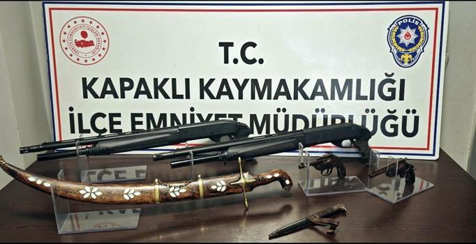 Evinde tarihi kılıç, kama ve tabanca bulunan şüpheli gözaltına alındı