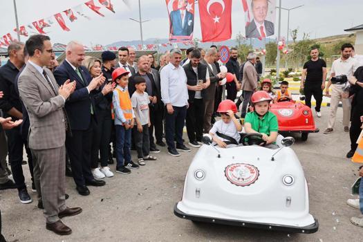 Menemen'de çocuklar için trafik eğitim parkuru açıldı