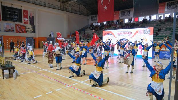 İnegöl’de ‘Altın Adımlar Halk Dansları Yarışması’nda şampiyonlar belli oldu