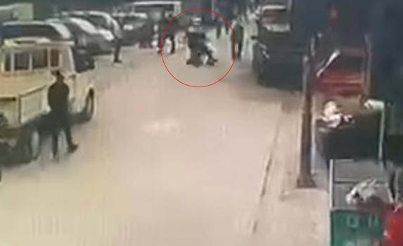 Yangında mahsur kalan kadını, jandarma kurtardı; o anlar kamerada